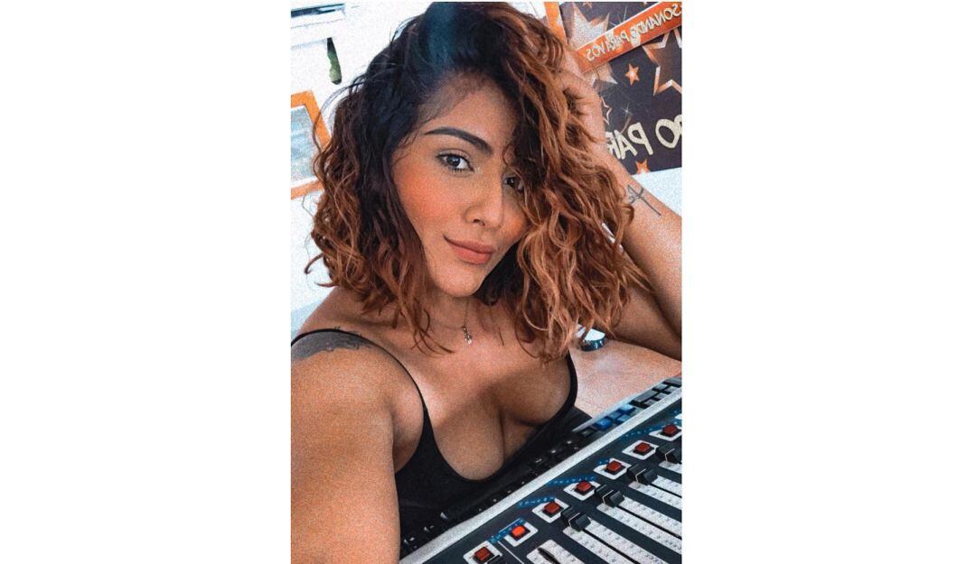 ¡Lo cumplió! La periodista Fay Martínez se desnudó para sus seguidores