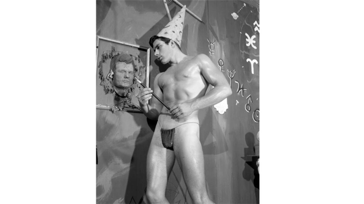 En 1945 Bob Mizer fundó el Athletic Model Guild, dedicado a la producción y distribución de material fotográfico y cortometrajes cuyo objeto central era el desnudo masculino. Tanto Mizer como Tom of Finland eran autores eróticos ampliamente difundidos en el submundo gay mucho antes de que los homosexuales estadounidenses iniciaran, a partir de finales de los años ’60, la batalla en defensa de sus derechos. (Foto: Bob Mizer Foundation, Inc.)