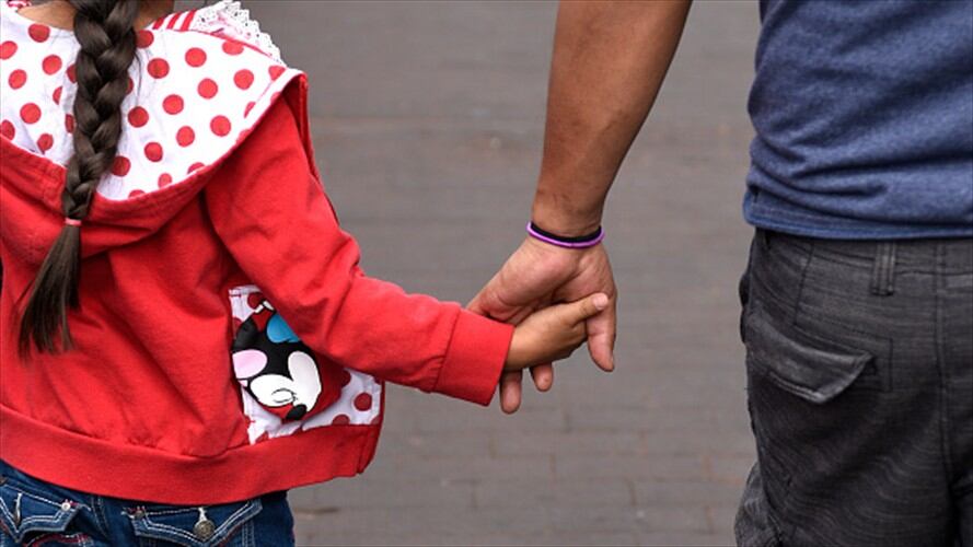 Padres biológicos podrán visitar a sus hijos en adopción. Foto: Getty Images