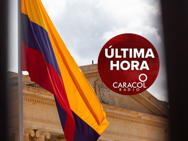 Bandera de Colombia fuera del Palacio en el centro de Bogotá (Getty Images) / Última Hora Caracol Radio