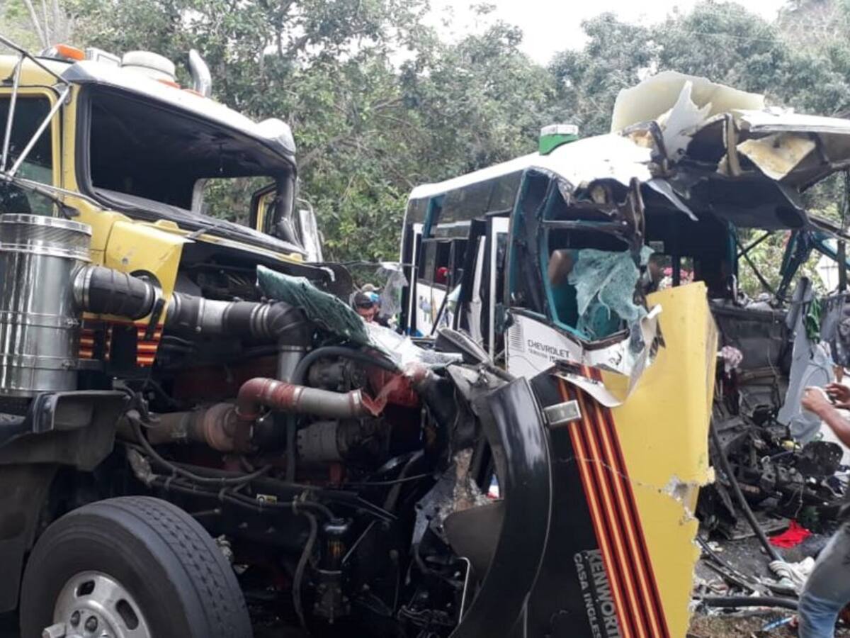 Accidente vial deja dos muertos y 29 heridos en la Troncal del Caribe