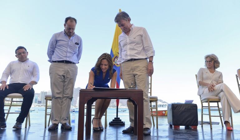 Minisitra de Turismo y Comercio María Claudia Lacouture y el presidente Juan Manuel Santos.