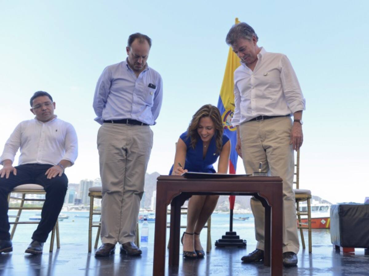 Santos se compromete con pista sobre el mar y acueducto de Santa Marta