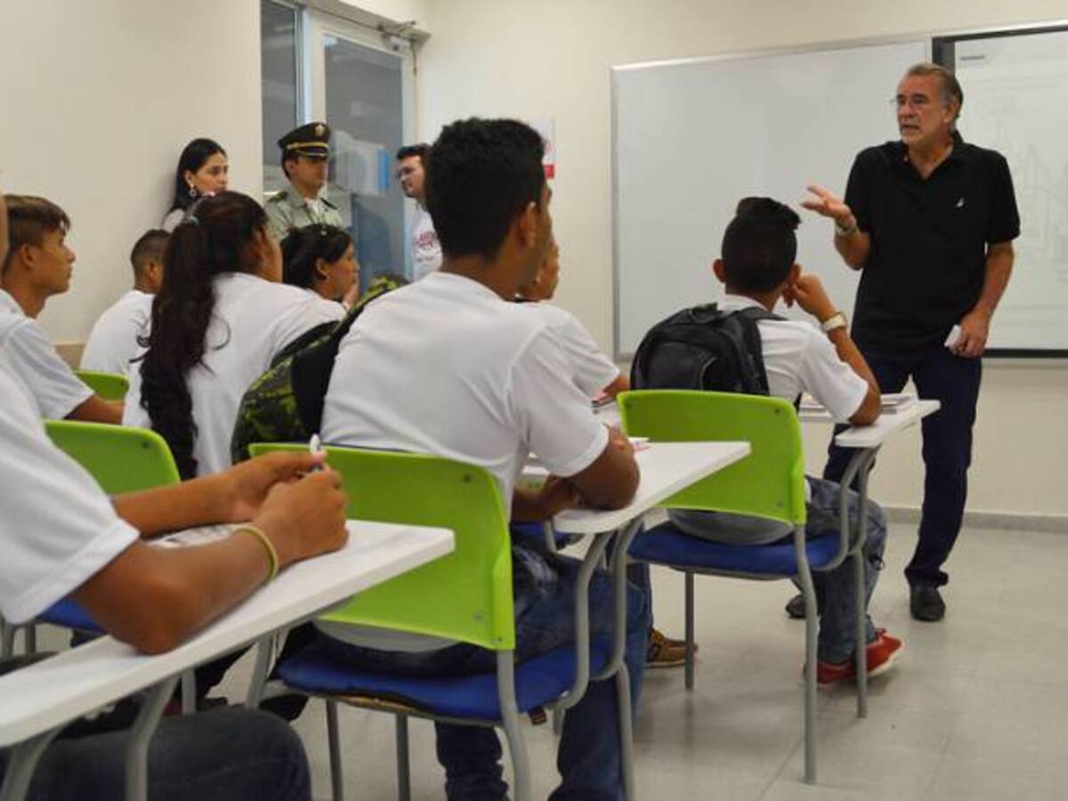 Investigan posible intoxicación masiva en colegio del sur de Bogotá