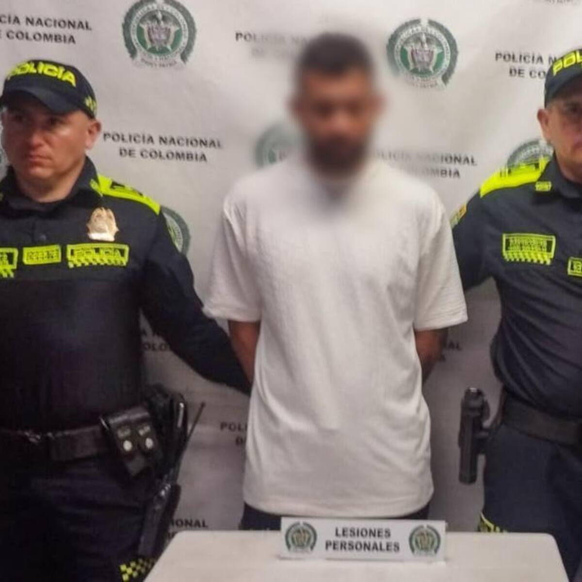 ¡Muy oportunos! La policía evitó que un hombre muriera cuando era atacado con un cuchillo