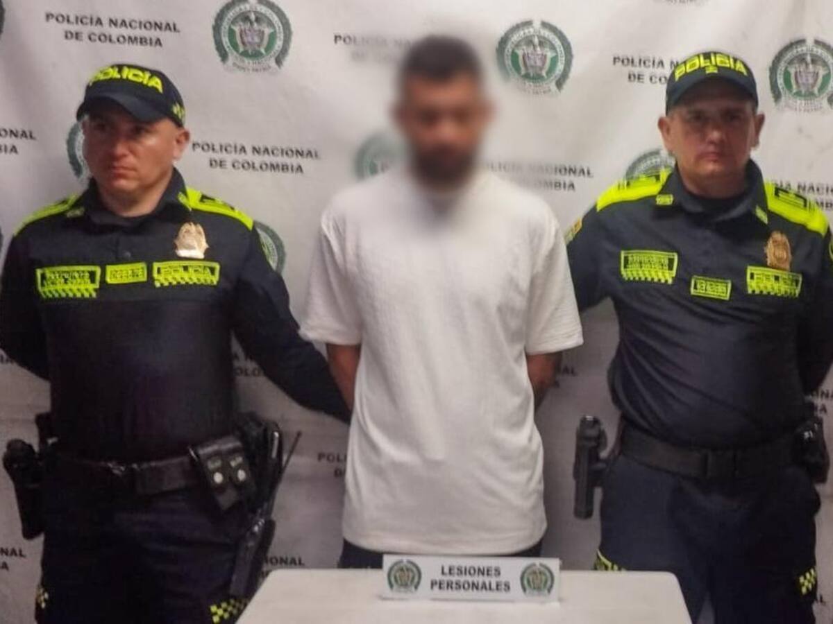 ¡Muy oportunos! La policía evitó que un hombre muriera cuando era atacado con un cuchillo