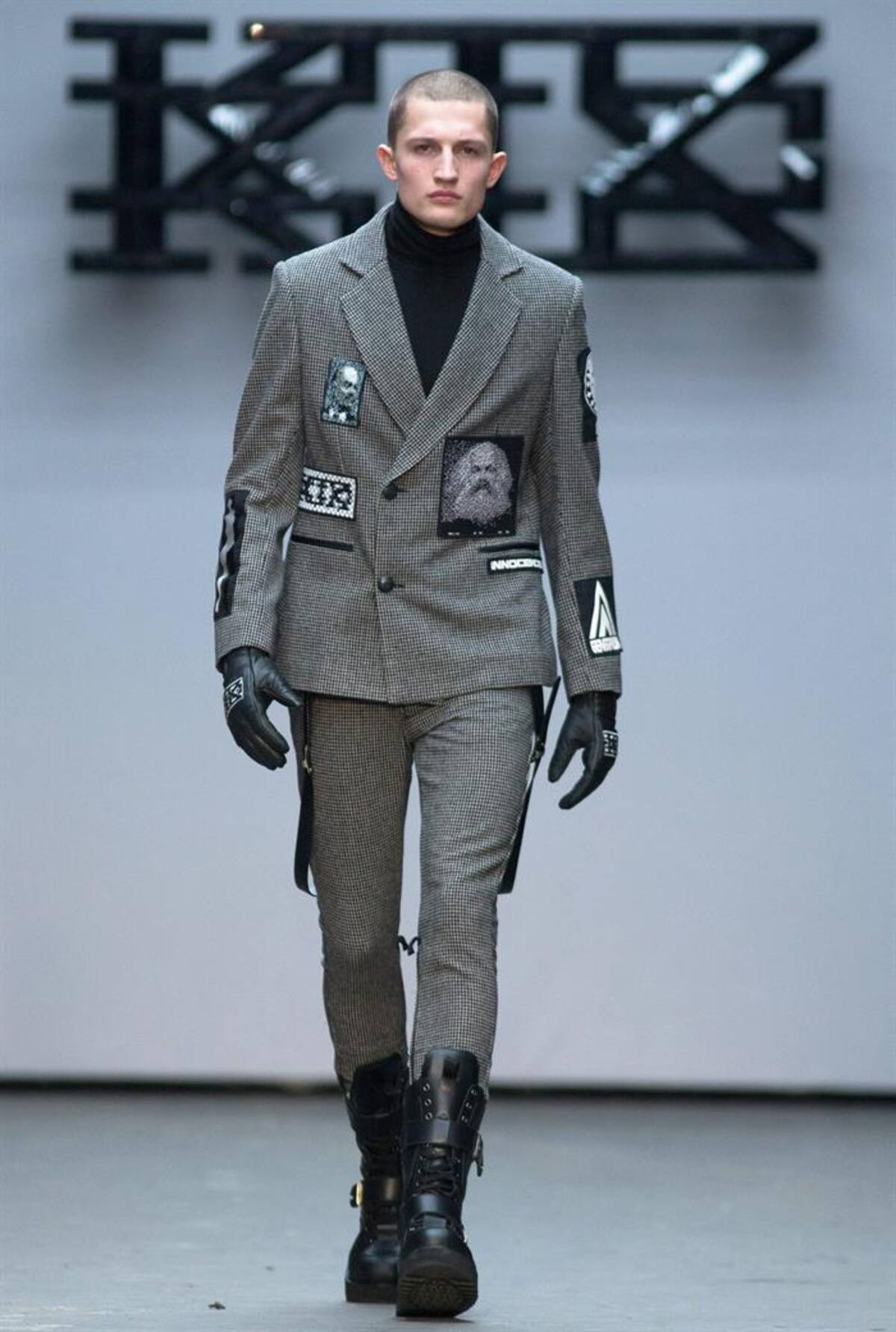 Una serie de modelos presentan la colección de otoño, invierno 2015 en la semana de la moda masculina en Londres, Inglaterra, que se realizará hasta el próximo 12 de enero.