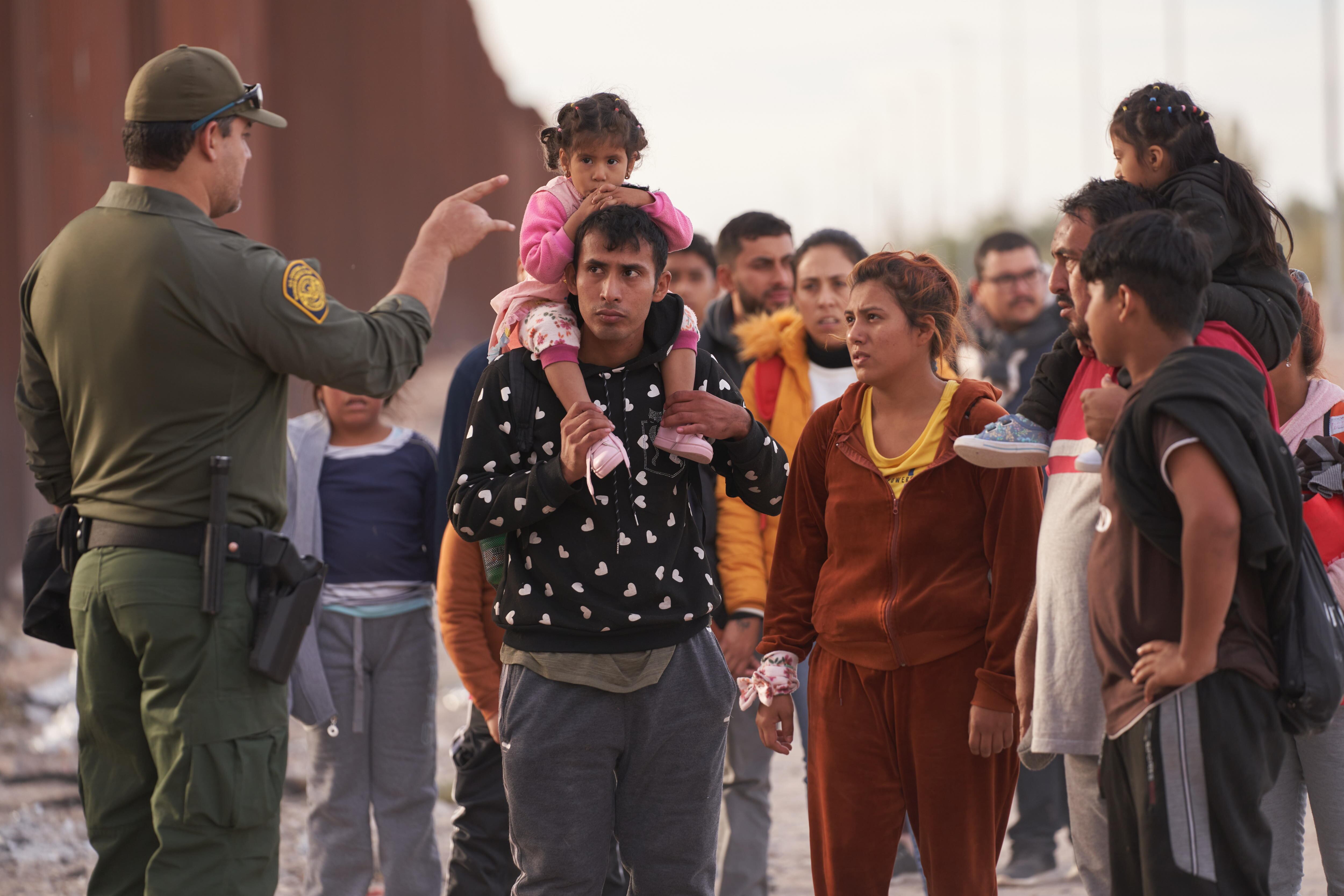 Lukeville (United States), 11/12/2023.- A US Border Patrol agent directs migrants to an area for processing in Lukeville, Arizona, USA, 11 December 2023. The United States is currently seeing surge of migrants entering the country, as the US Customs and Border Protection (CBP) figures showed that in October 2023 the US Border Patrol recorded 240,988 total encounters along the southwest border. Senate Republicans on 06 December blocked the advancement of a 110 billion US dollar package of wartime funding for Ukraine and Israel until US President Joe Biden agrees on immigrants policy reform. (Ucrania, Estados Unidos) EFE/EPA/ALLISON DINNER