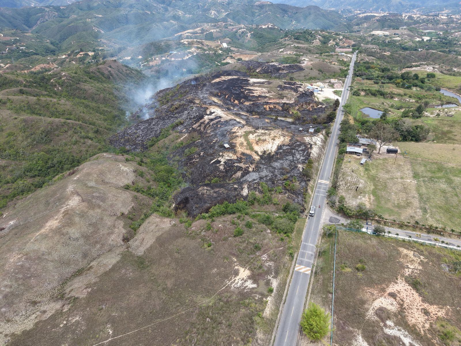 Incendio forestal en Aguas Claras, zona rural de Ocaña. / Foto: Cortesía Secretaría de Gestión de Riesgos de Desastres del municipio de Ocaña.