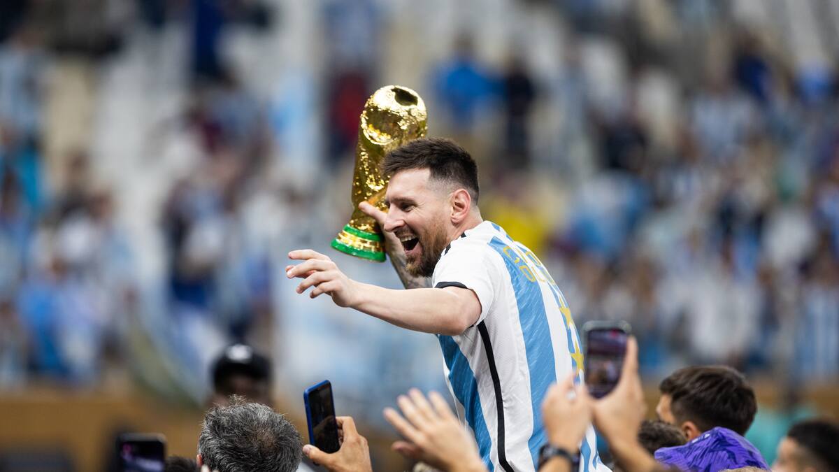 La copa que levantó Messi en la icónica foto de Qatar era falsa: esta es la historia