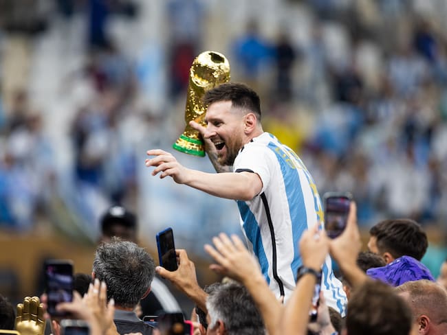 La copa que levantó Messi en la icónica foto de Qatar era falsa: esta es la historia
