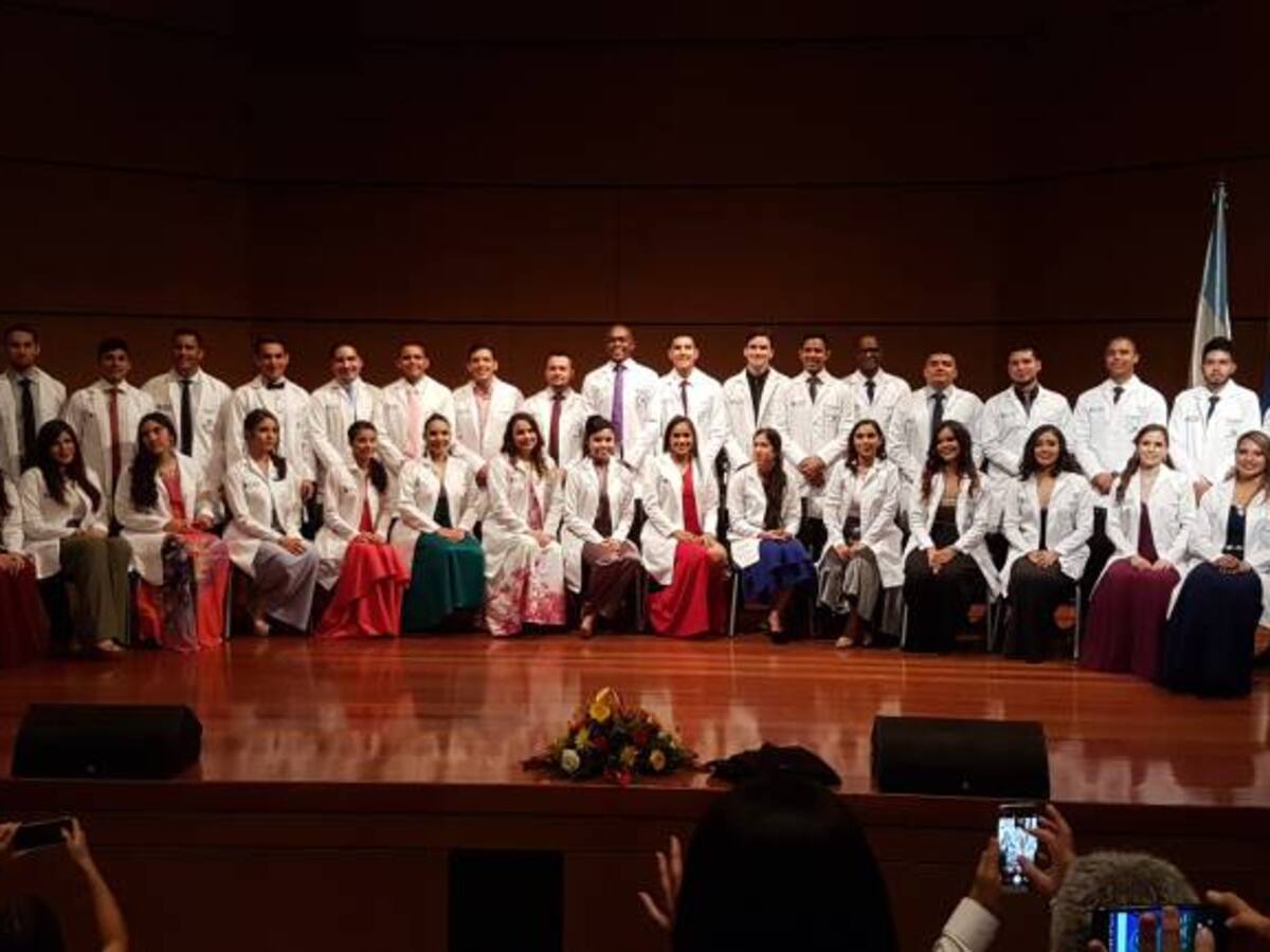34 estudiantes de la Universidad Icesi recibieron su bata blanca