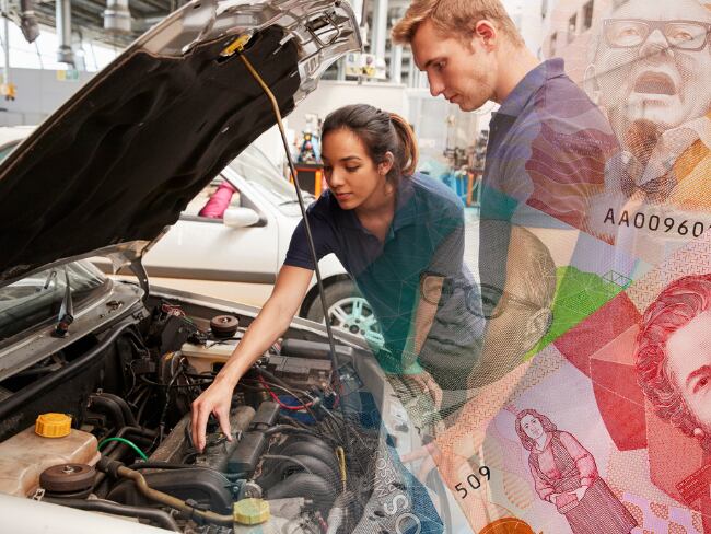 Revisión tecno mecánica de carro // Dinero colombiano // Getty Images