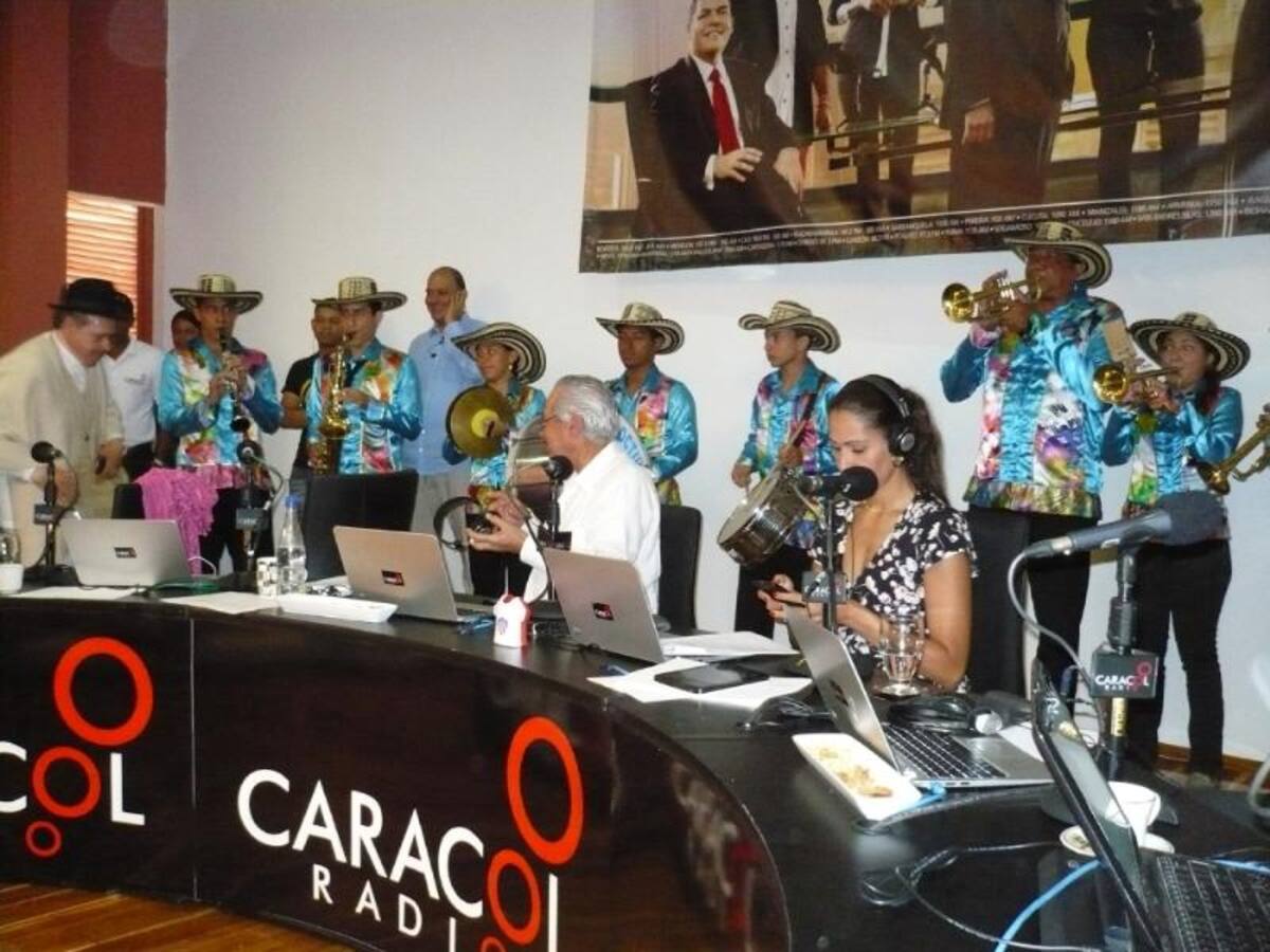 Darío Arizmendi y su equipo desde la heroica, mostrando lo mejor de la ciudad y sus gentes. Foto: Caracol Radio.