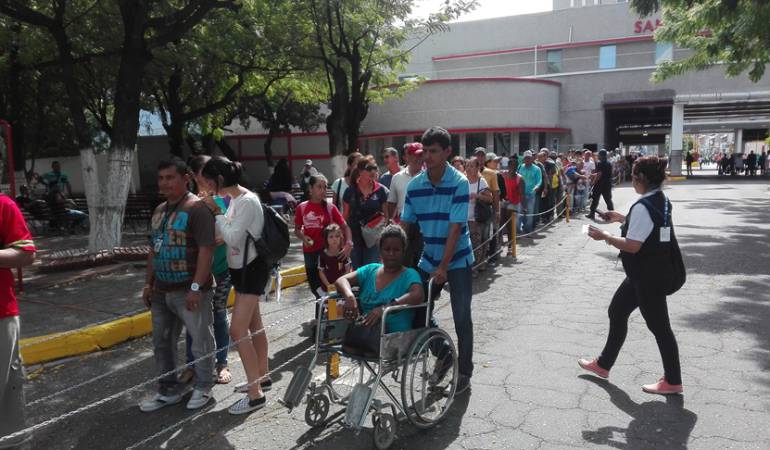 Venezolanos llegaron hasta las puentes internacionales para pasar a Colombia