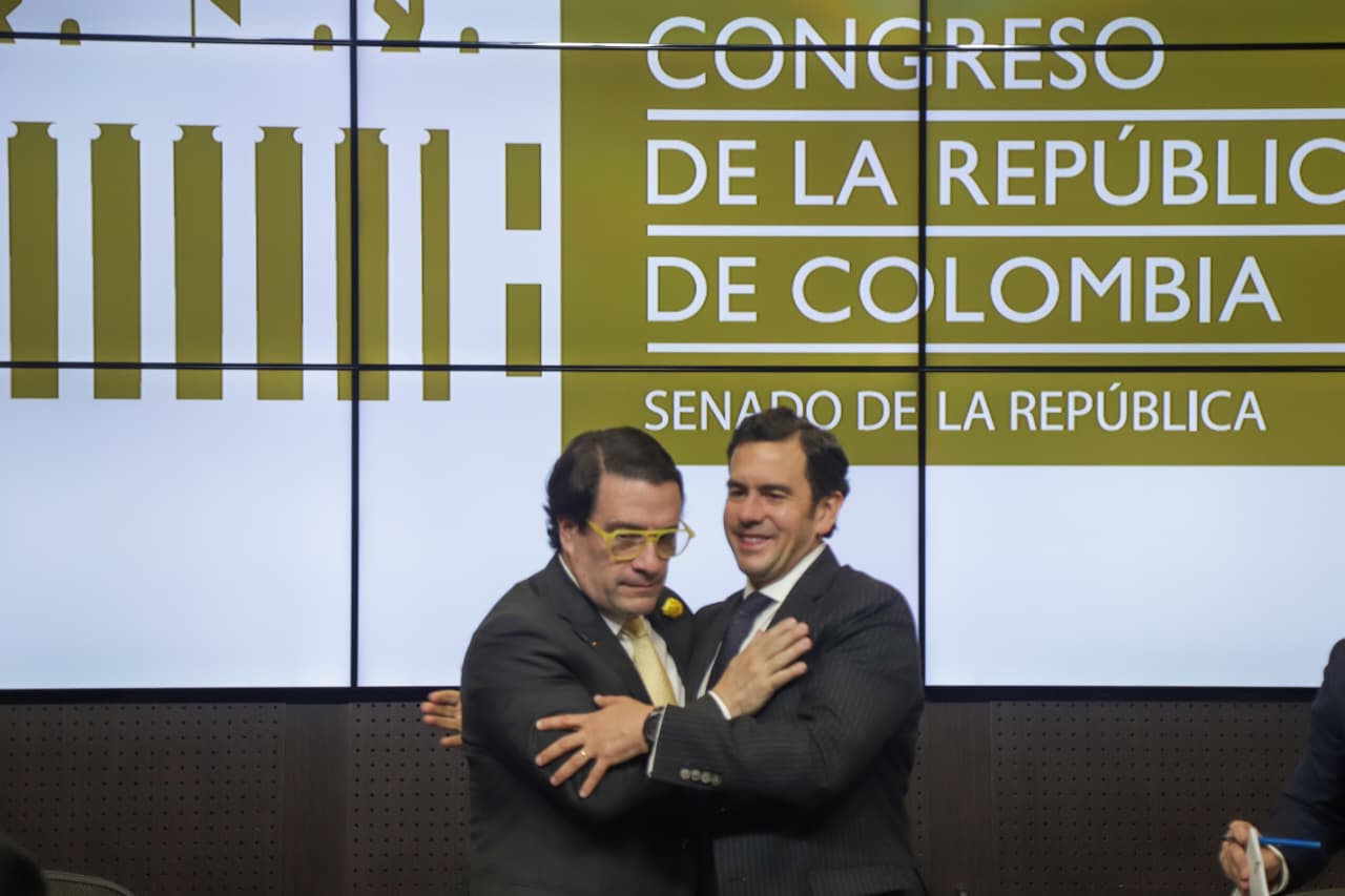 Los ministros del Interior, Rodrigo Lara, y de Justicia, Iván Cancino, radicaron ante el Senado de la República el proyecto de ley de acogimiento de las organizaciones criminales. (Colprensa - Catalina Olaya).