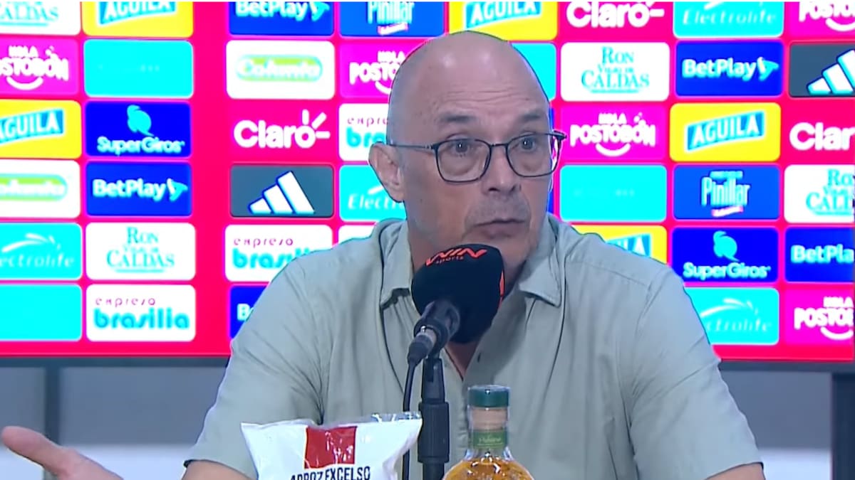 Alfredo Arias se molesta y abandona la rueda de prensa del Junior: “En un año gané dos títulos”