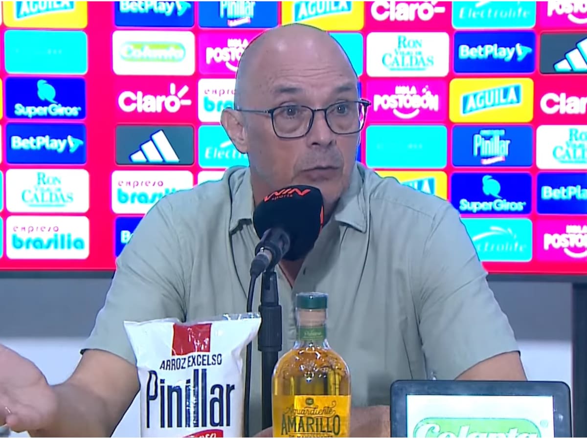 Alfredo Arias se molesta y abandona la rueda de prensa del Junior: “En un año gané dos títulos”