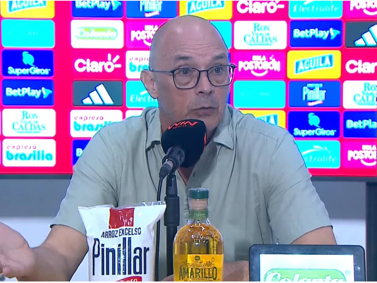 Alfredo Arias se molesta y abandona la rueda de prensa del Junior: “En un año gané dos títulos”