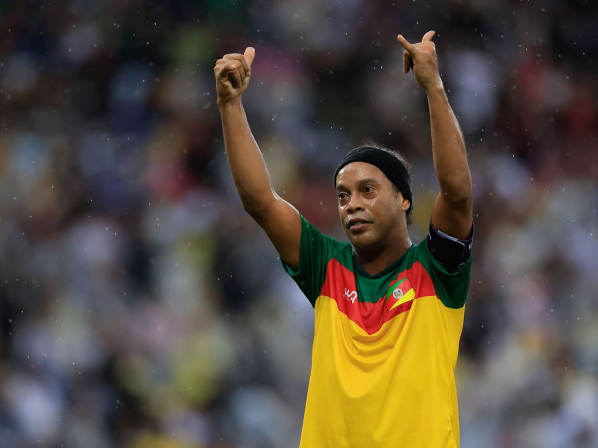 El astro del fútbol brasileño, Ronaldinho, tendrá una miniserie de ficción basada en su vida