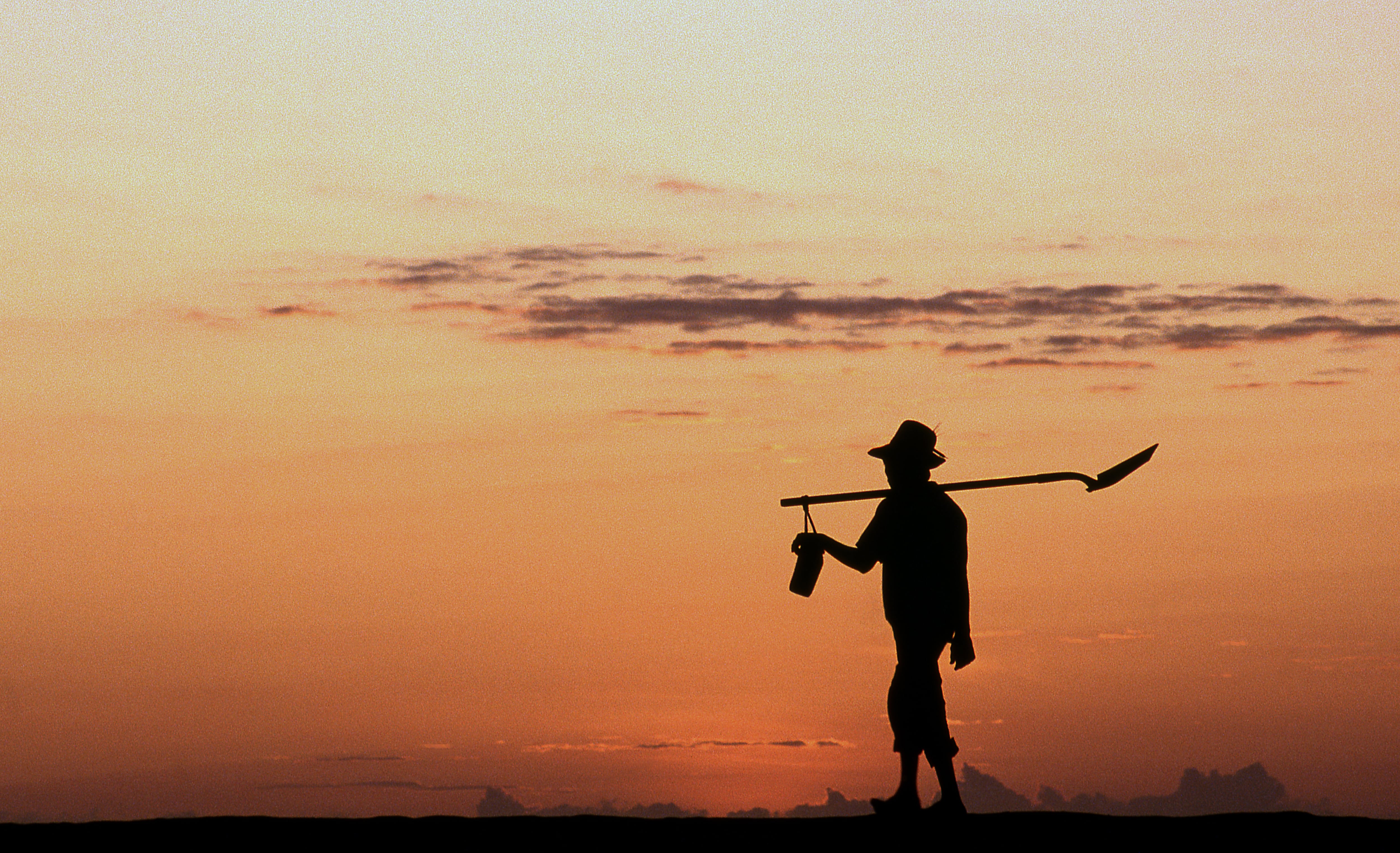 Hombre caminando por el desierto de la Guajira, Colombia (Getty Images)