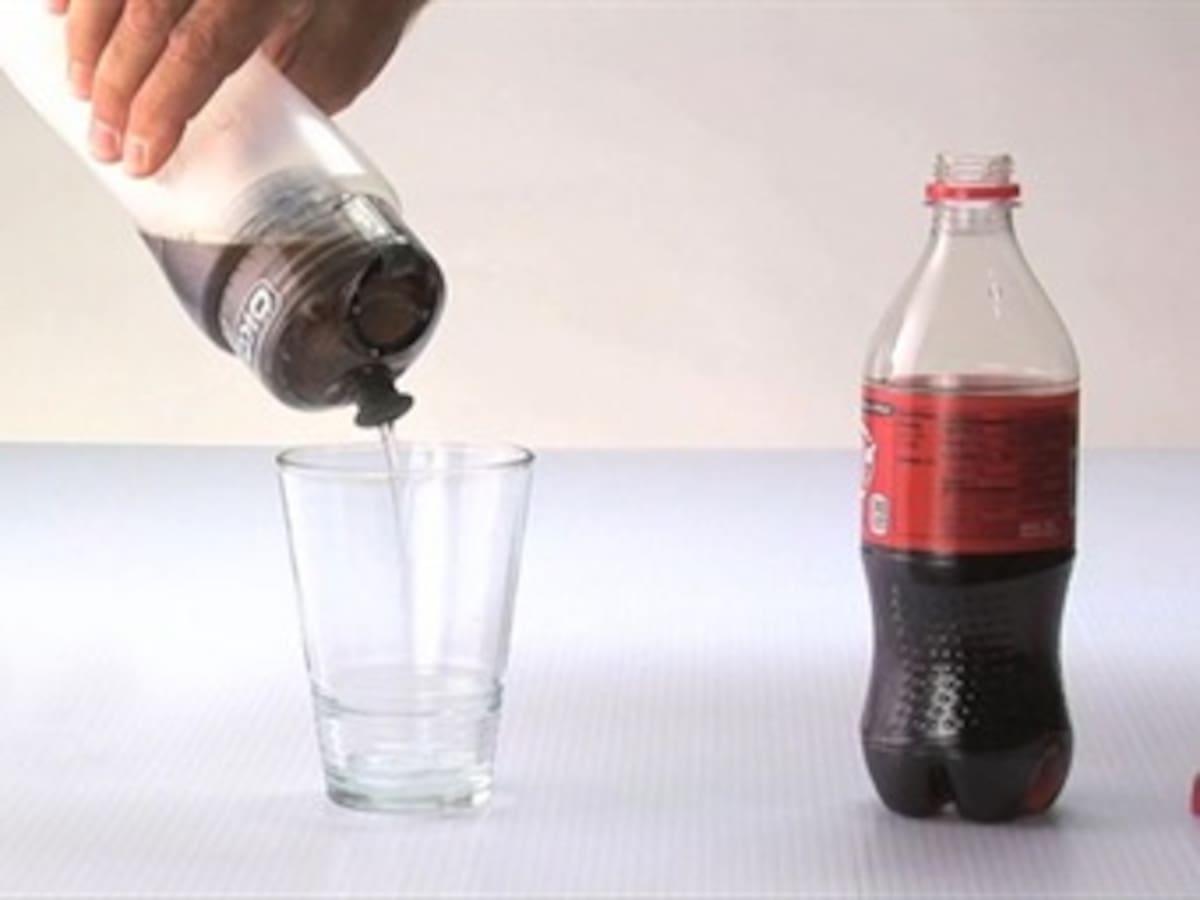 La botella OKO L-2 permite convertir la Coca-Cola en agua