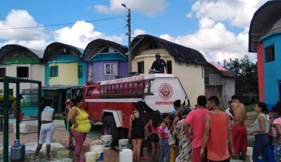 Con carros cisterna de bomberos y otras entidades se abastecen a diferentes barrios