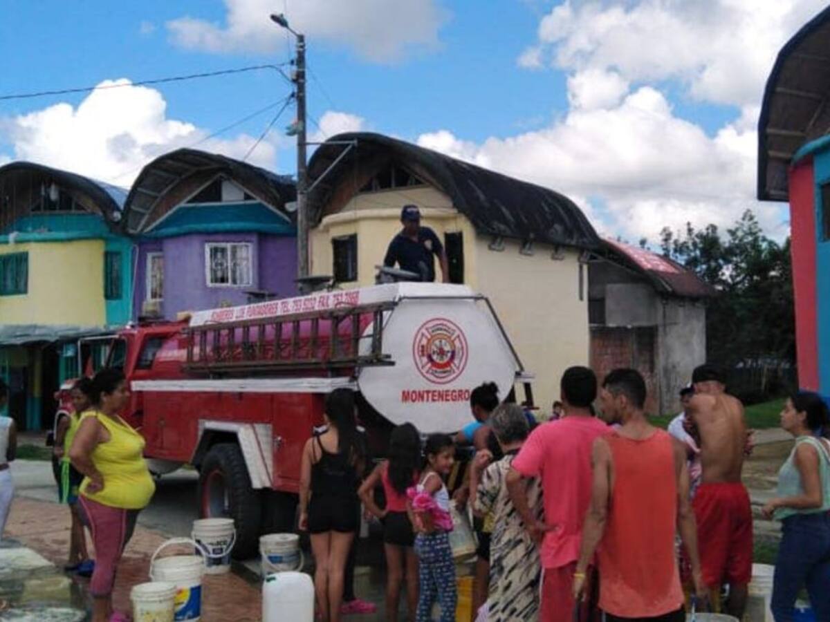 Con carro tanques suministran agua a los habitantes en Montenegro, Quindío