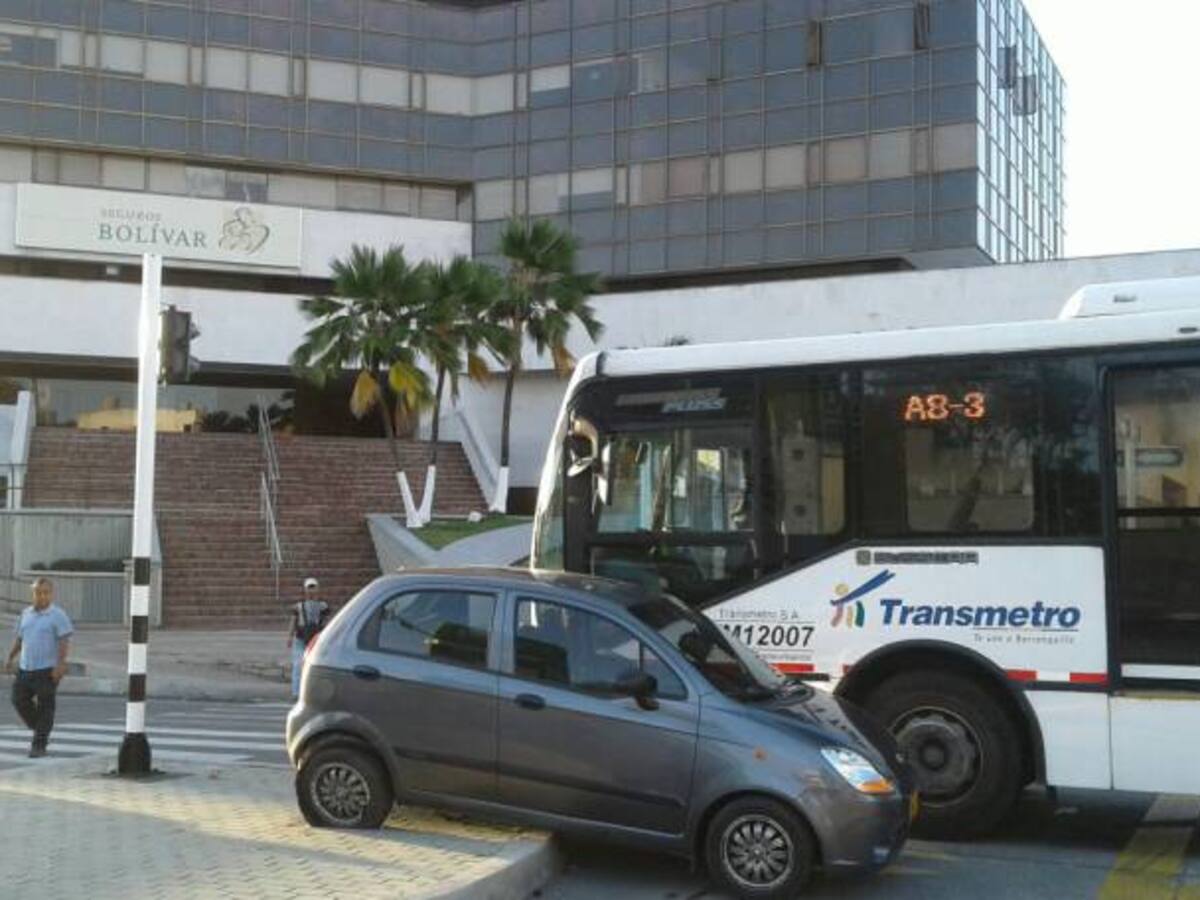 Una mujer herida deja fuerte accidente entre particular y bus de Transmetro