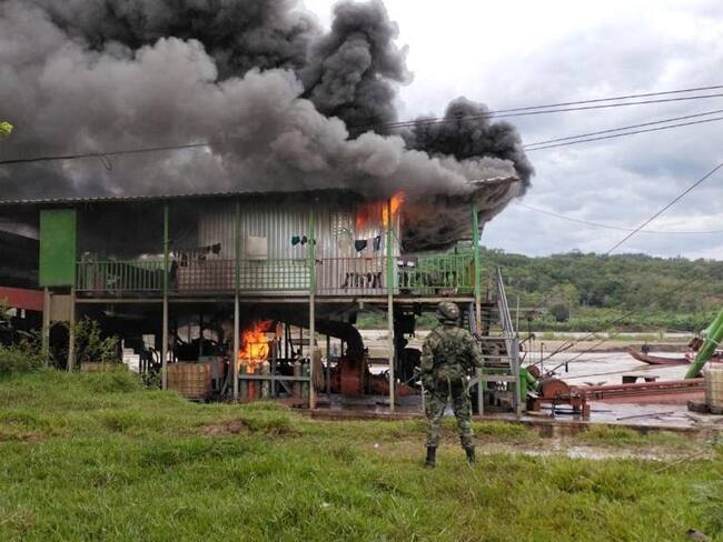 Destrucción de dragas y maquinaría amarilla en el Bajo Cauca. Foto: cortesía.