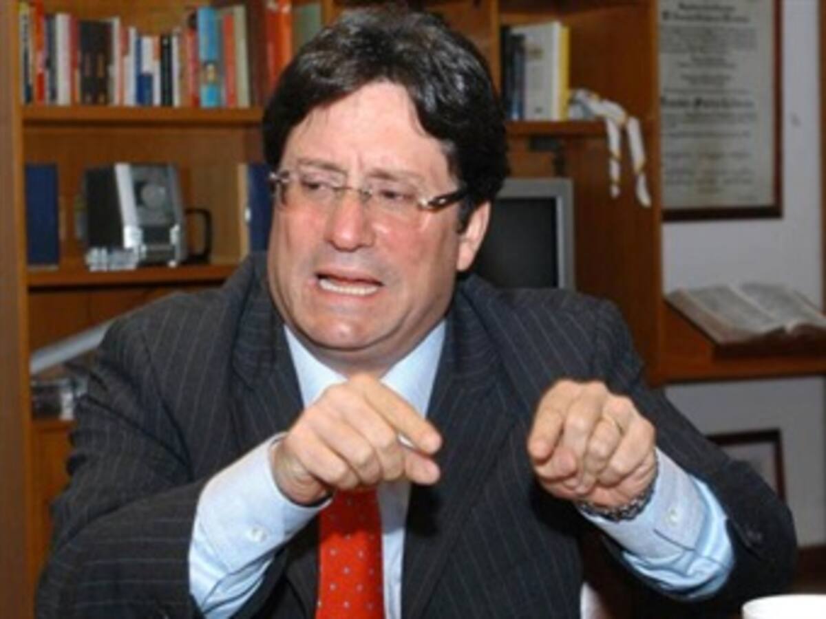 El vicepresidente Santos admitió cuatro reuniones con jefes paramilitares con fines periodísticos