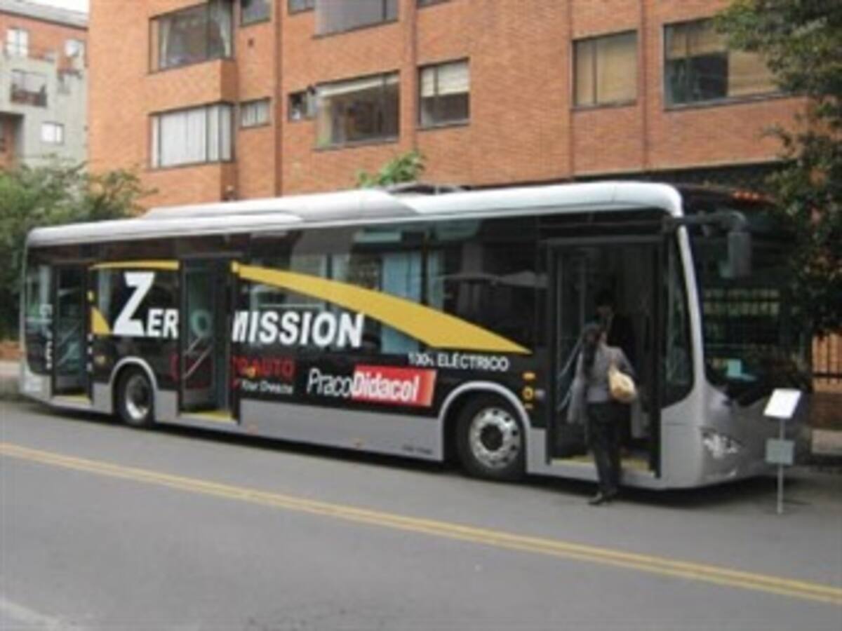 Petro busca agilizar compra de buses eléctricos para transporte público en Bogotá