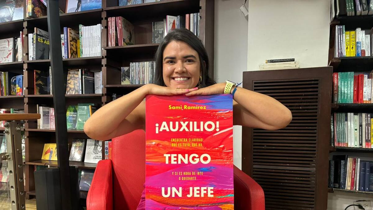 Sami Ramírez cin el libro ¡Auxilio! tengo un jefe