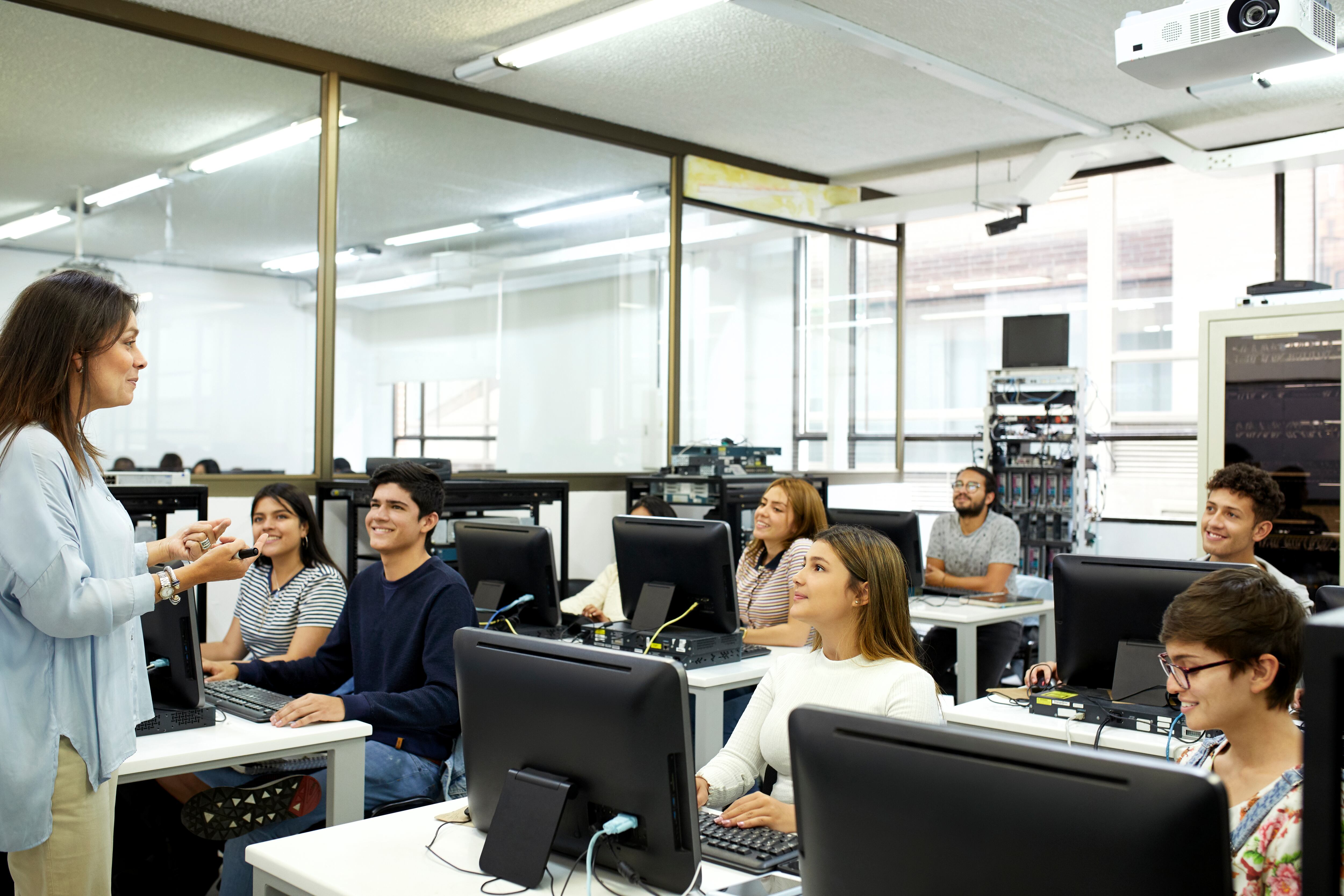 Estudiantes en un salón de clases de Universidad / Foto: GettyImages
