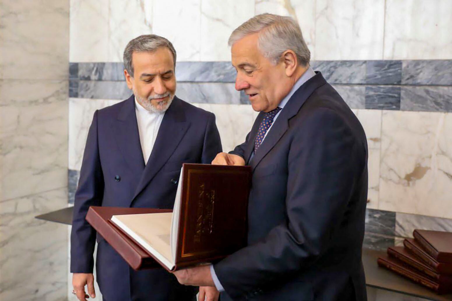 ROMA (ITALIA), 19/04/2025.- El ministro iraní de Exteriores, Abás Araqchí (i), y su homólogo italiano, Antonio Tajani, mantienen un encuentro en Roma. Irán y Estados Unidos comenzaron este sábado una segunda ronda de conversaciones sobre el programa nuclear iraní en Roma, una semana después de un primer encuentro que ambas partes calificaron de constructivo en Omán, informó la agencia iraní IRNA. EFE/ Ministerio de Asuntos Exteriores Iraní SOLO USO EDITORIAL/SOLO DISPONIBLE PARA ILUSTRAR LA NOTICIA QUE ACOMPAÑA (CRÉDITO OBLIGATORIO)