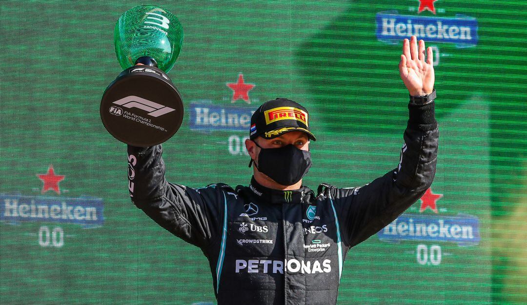 El finlandés celebra uno de sus Gran Premios ganados en Mercedes.