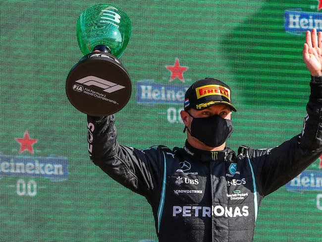 El finlandés celebra uno de sus Gran Premios ganados en Mercedes.