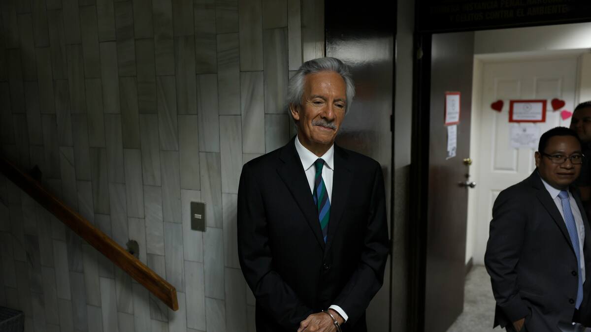 Presidente de Guatemala cuestiona orden que retorna a prisión al periodista Rubén Zamora