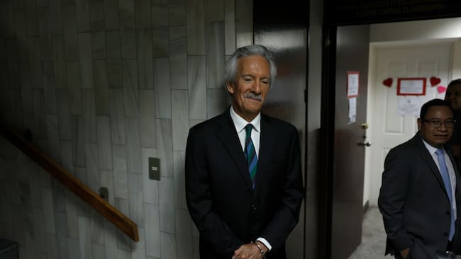 AME1060. CIUDAD DE GUATEMALA (GUATEMALA), 03/05/2024.- Fotografía de archivo fechada el 21 de febrero de 2024 del periodista José Rubén Zamora Marroquín en la Torre de Tribunales para una audiencia por un caso en su contra, en Ciudad de Guatemala (Guatemala). El periodista guatemalteco José Rubén Zamora Marroquín cumplió este viernes 644 días en prisión preventiva en el país centroamericano, pese a no haber sido condenado ni sentenciado en un proceso judicial. "El periodismo no es un crimen y el poder judicial de Guatemala debe dejar de mantenerlo como rehén por denunciar corrupción", aseguró a EFE el hijo de Zamora Marroquín, José Zamora. EFE/ David Toro ARCHIVO