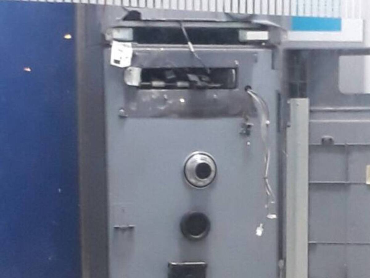 Pretendían robar un cajero halándolo con una camioneta