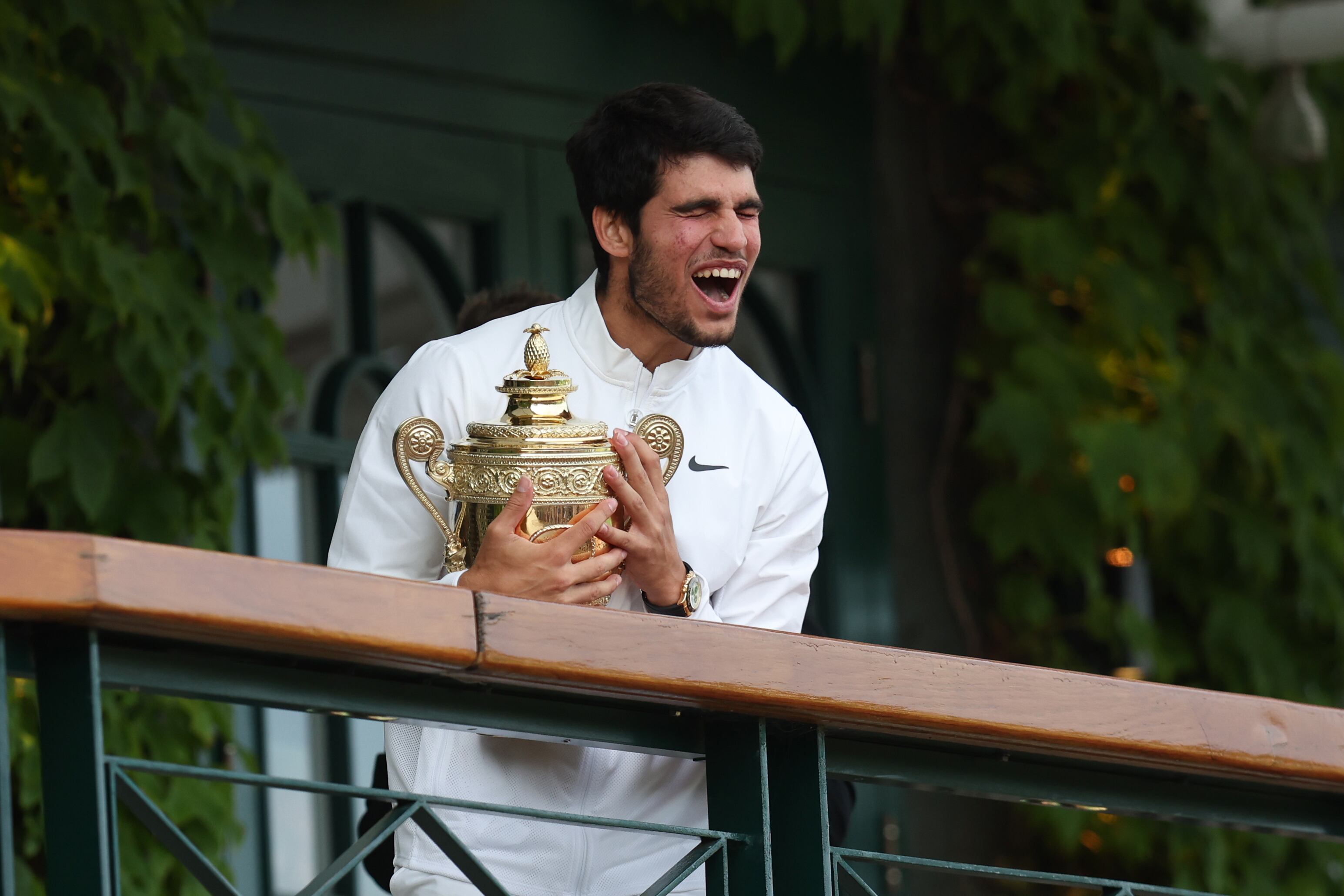 Carlos Alcaraz celebra con el trofeo de campeón de Wimbledon 2023 (Photo by Charlotte Wilson/Offside/Offside via Getty Images)