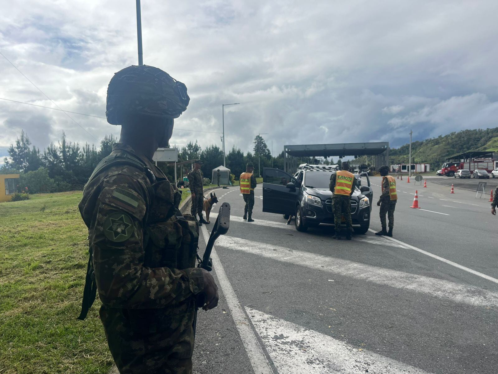 Soldados en las vías del eje cafetero. Foto: Cortesía Octava Brigada del Ejército