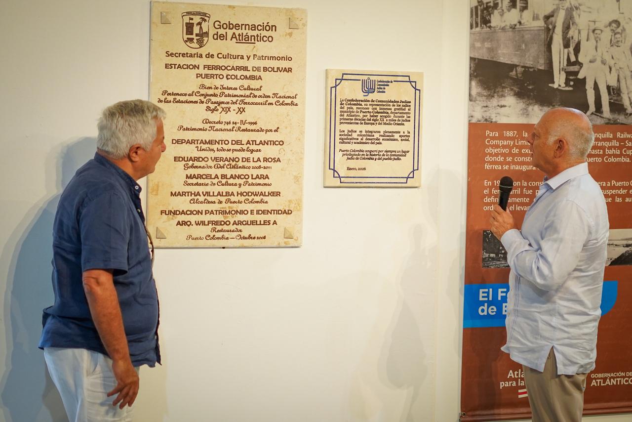 Momentos en que fue develada la placa. Foto: cortesía.