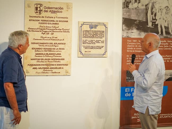 Momentos en que fue develada la placa. Foto: cortesía.