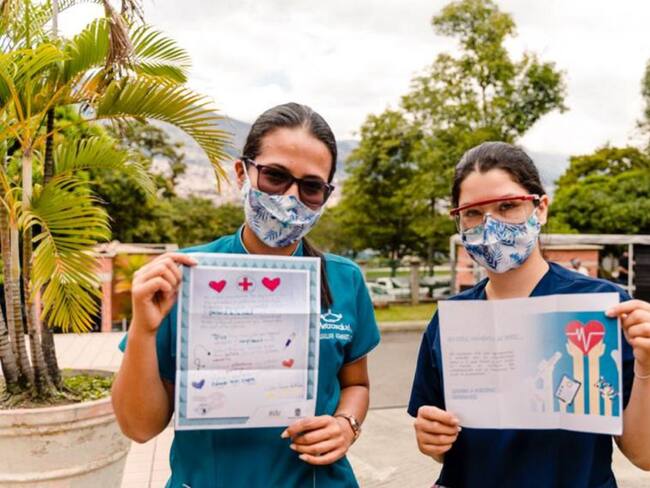 Entregan más de 100 cartas en gratitud al personal médico de Medellín