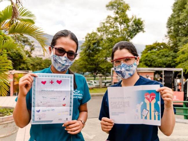Entregan más de 100 cartas en gratitud al personal médico de Medellín
