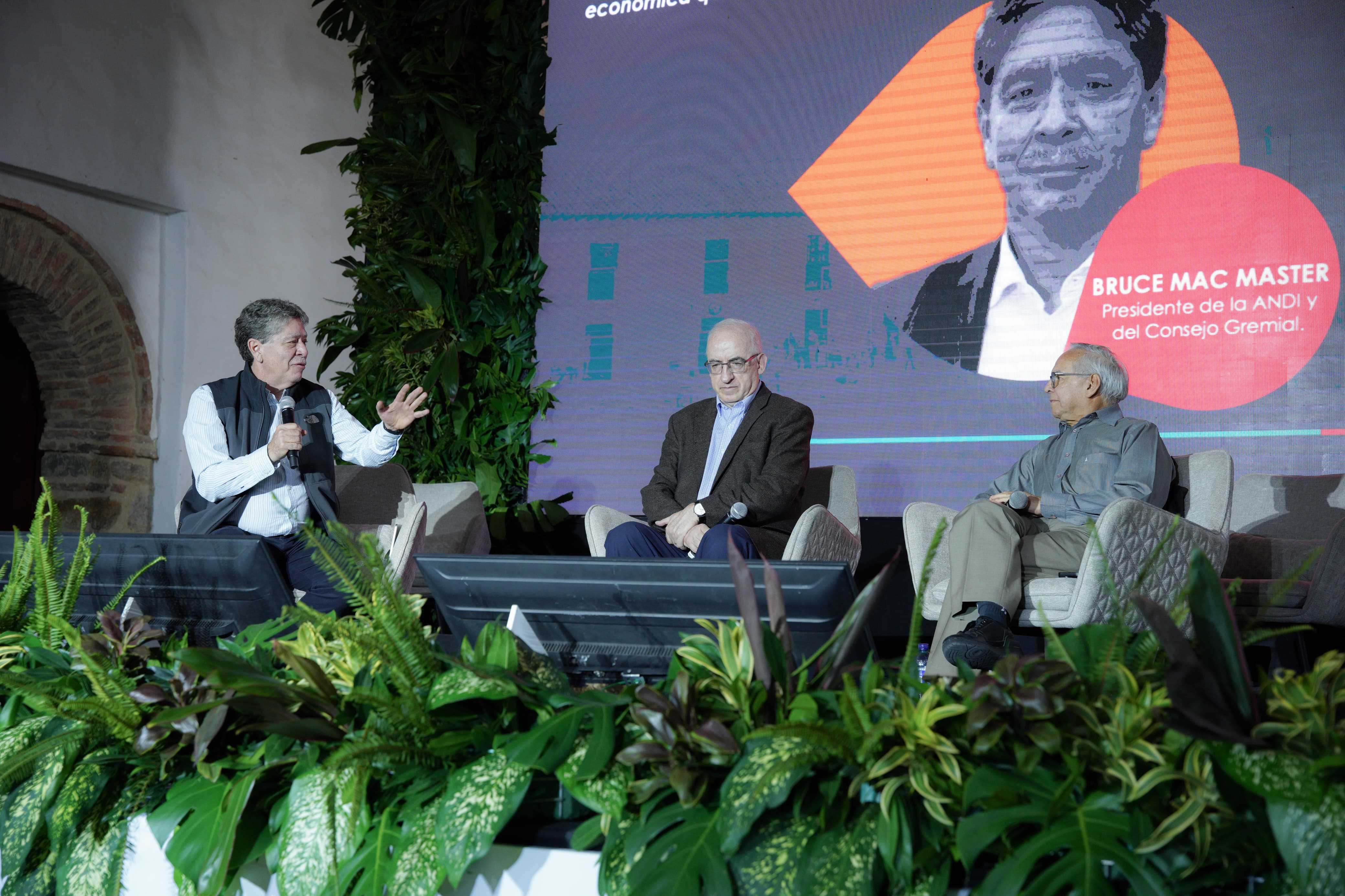 Leonardo Villar, presidente del Banco de la República, y Ricardo Bonilla, ministro de Hacienda, abordan los desafíos económicos de Colombia, incluyendo el control de la inflación y la necesidad de políticas fiscales responsables. | Foto: Caracol Radio