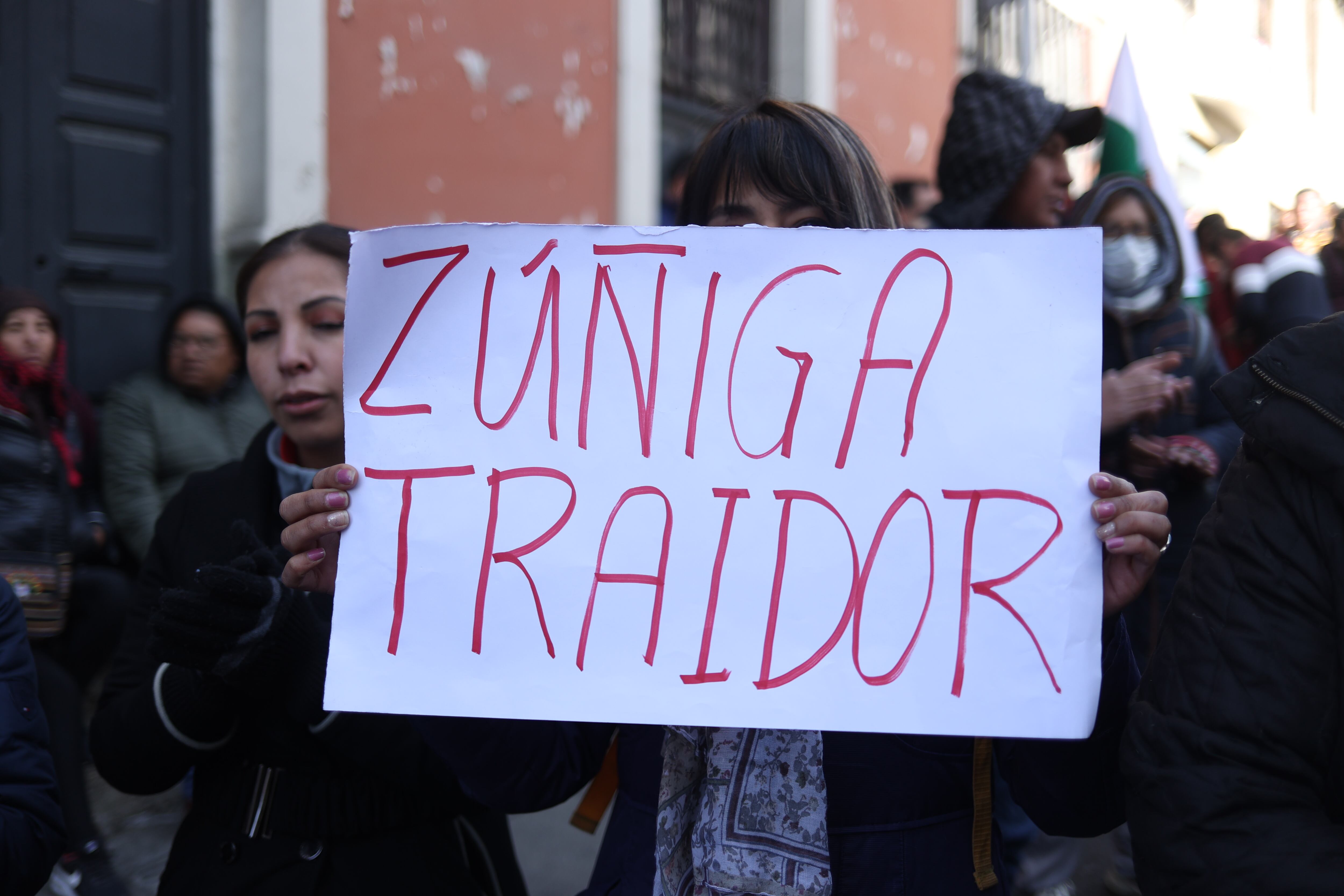 Una mujer sostiene un cartel durante una manifestación en la Fuerza Especial de Lucha Contra el Crimen, donde está el ex jefe militar Juan José Zúñiga, este jueves en La Paz (Bolivia). EFE/ Luis Gandarillas