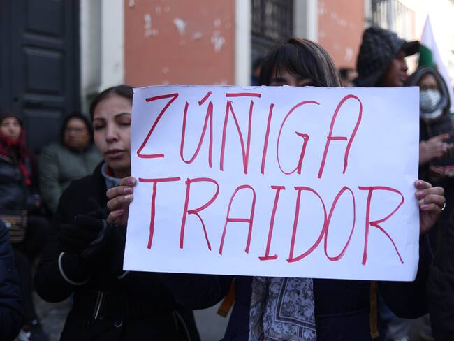 Una mujer sostiene un cartel durante una manifestación en la Fuerza Especial de Lucha Contra el Crimen, donde está el ex jefe militar Juan José Zúñiga, este jueves en La Paz (Bolivia).  EFE/ Luis Gandarillas