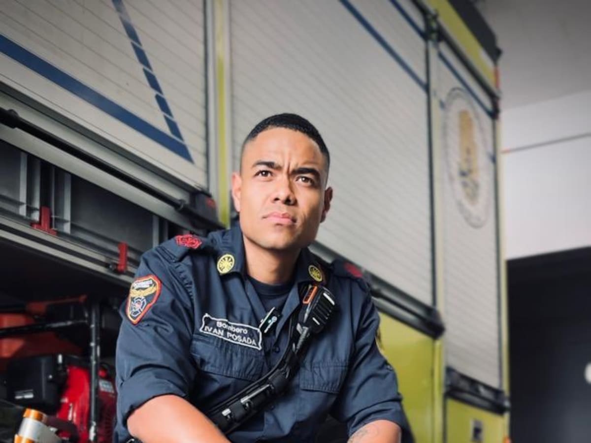 Muere bombero de Medellín mientras atendía incendio en el barrio Toscana